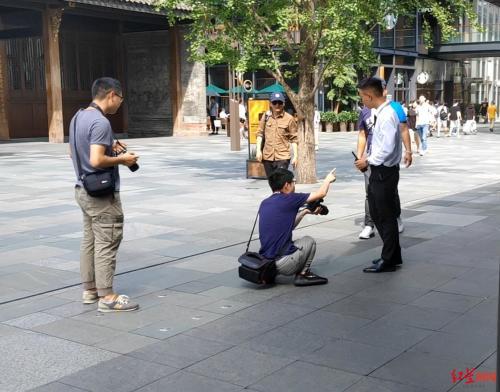 太古里街拍再次尬出新高度，这俩小哥穿的啥