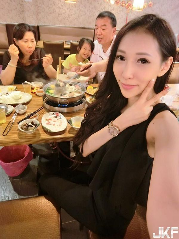 巨乳辣妹贺静乳沟深到我快陷下去了