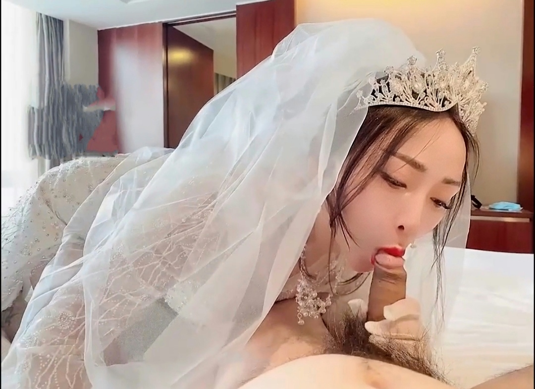 还未到结婚年龄的肥臀婊扮华丽新娘母狗