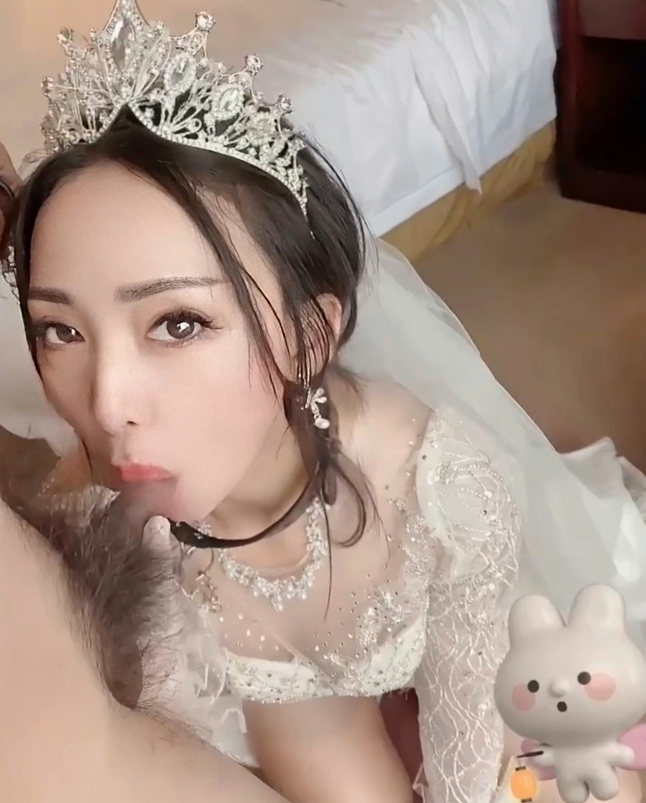 还未到结婚年龄的肥臀婊扮华丽新娘母狗