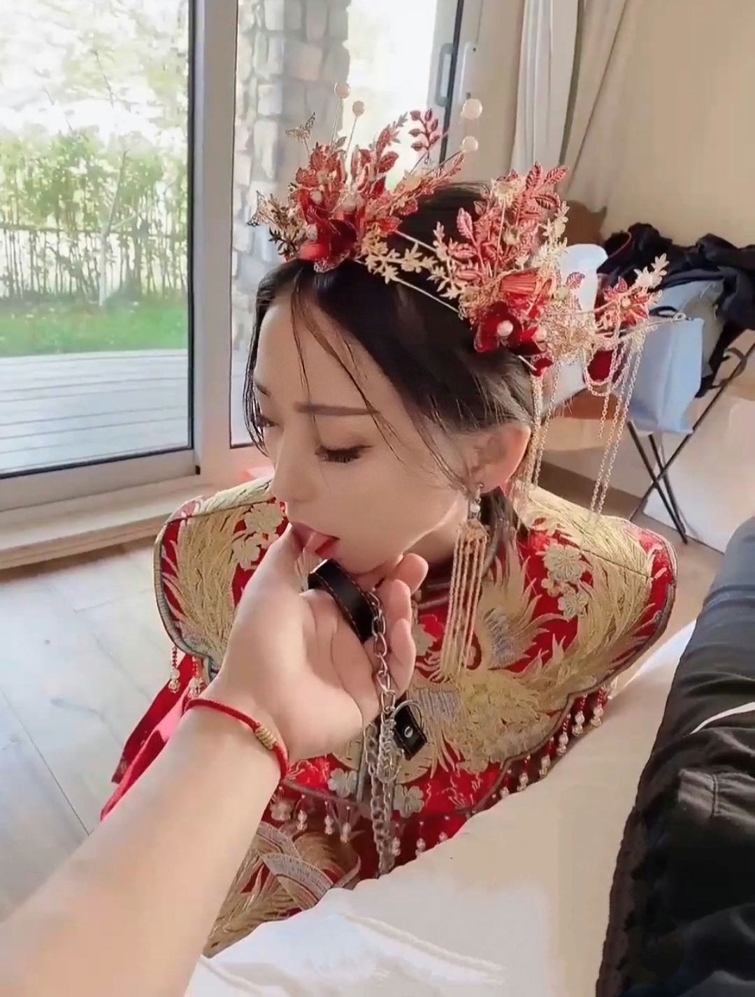 还未到结婚年龄的肥臀婊扮华丽新娘母狗